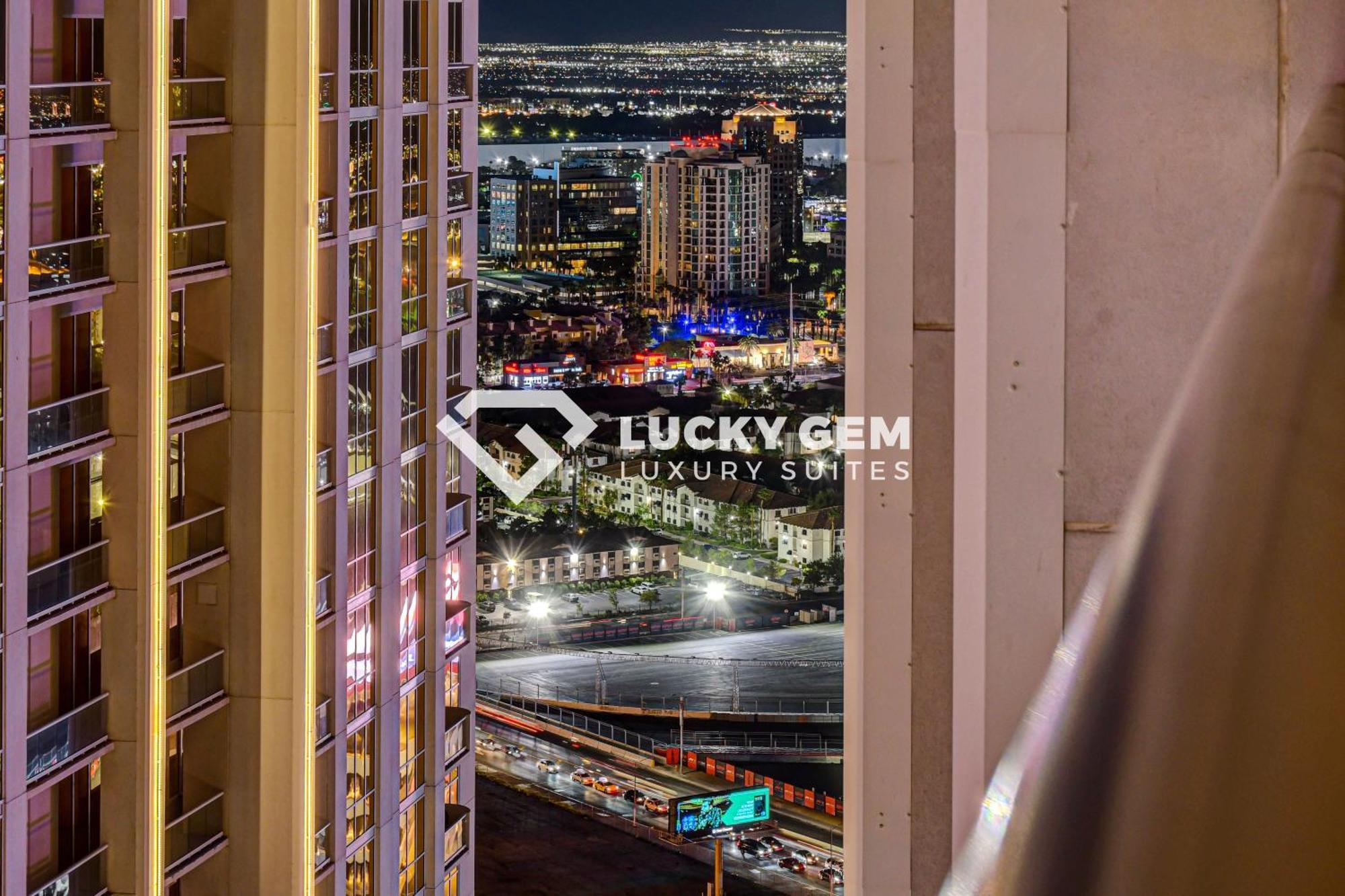 Lucky Gem Penthouse & Luxury Suites At Signature Resort, Balcony Strip View 3505 Las Vegas Exterior photo